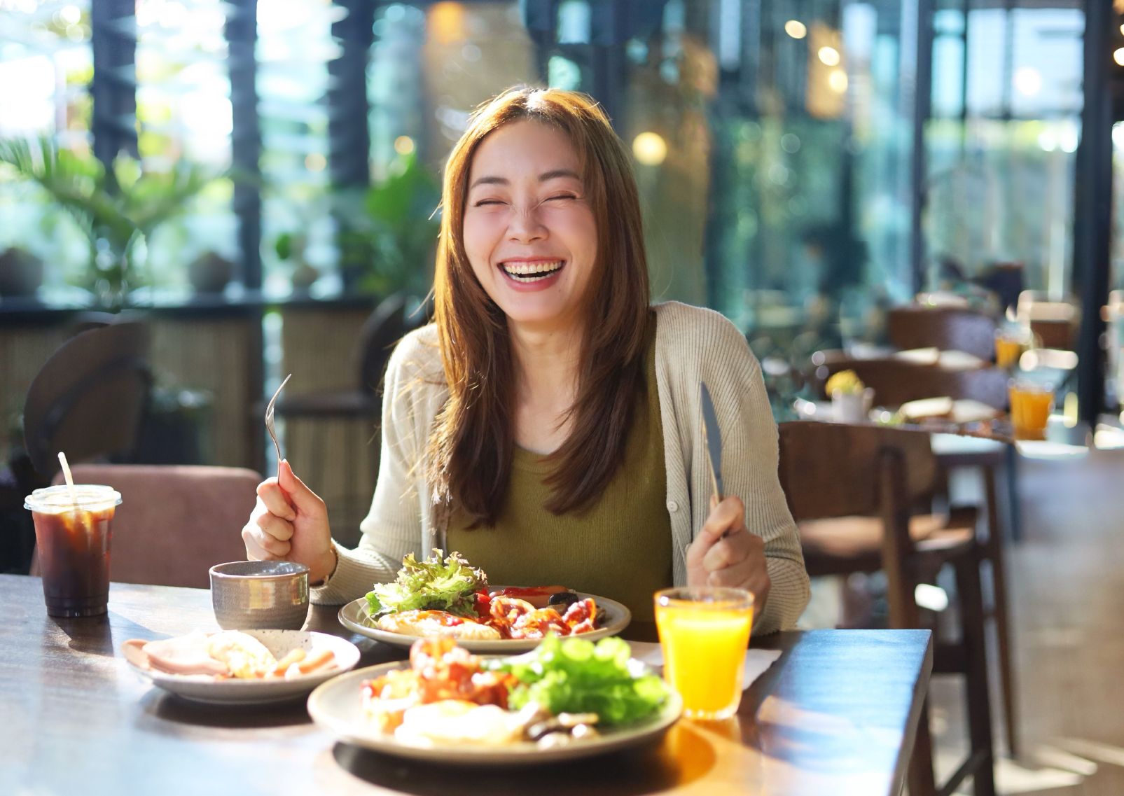 Kvinne som nyter et glutenfritt måltid i Japan