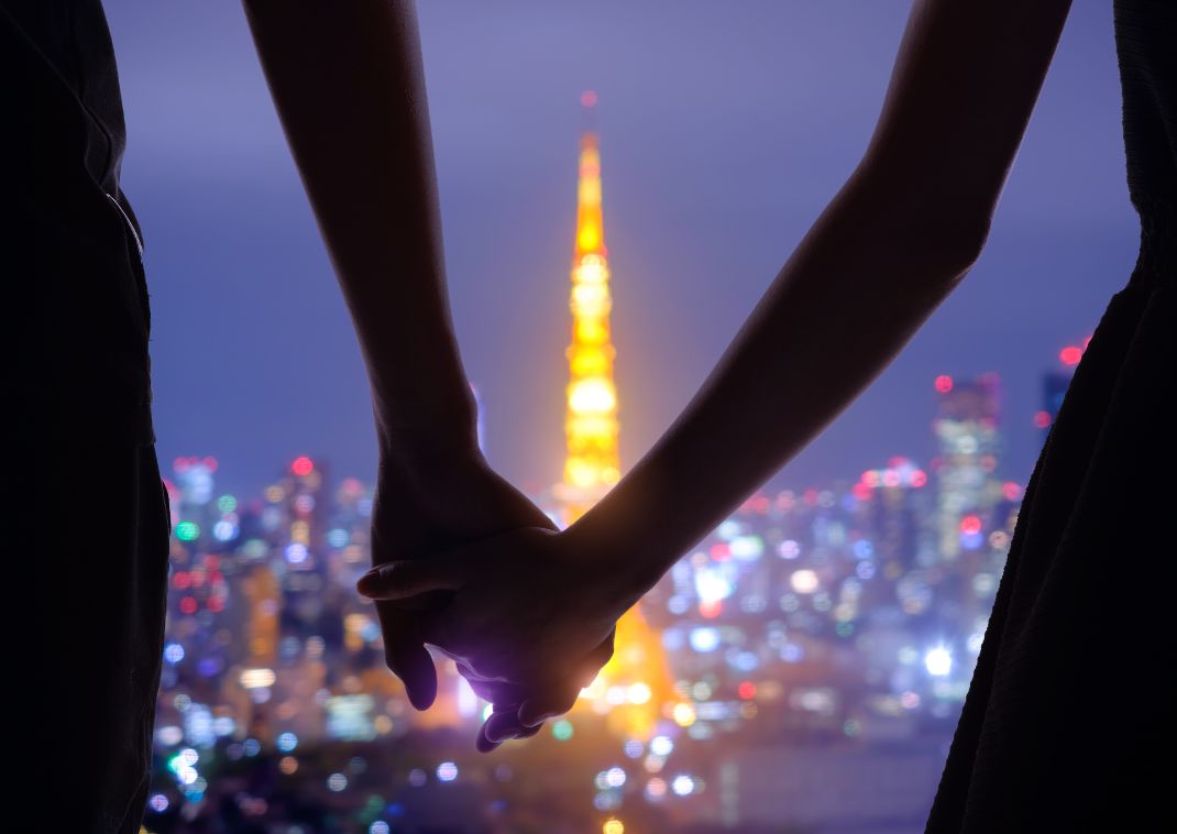  Silhouette af to elskende ved Tokyo Tower, Japan