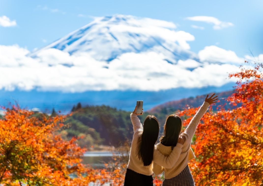 Venner tager billeder på rejse, foran Mount Fuji.