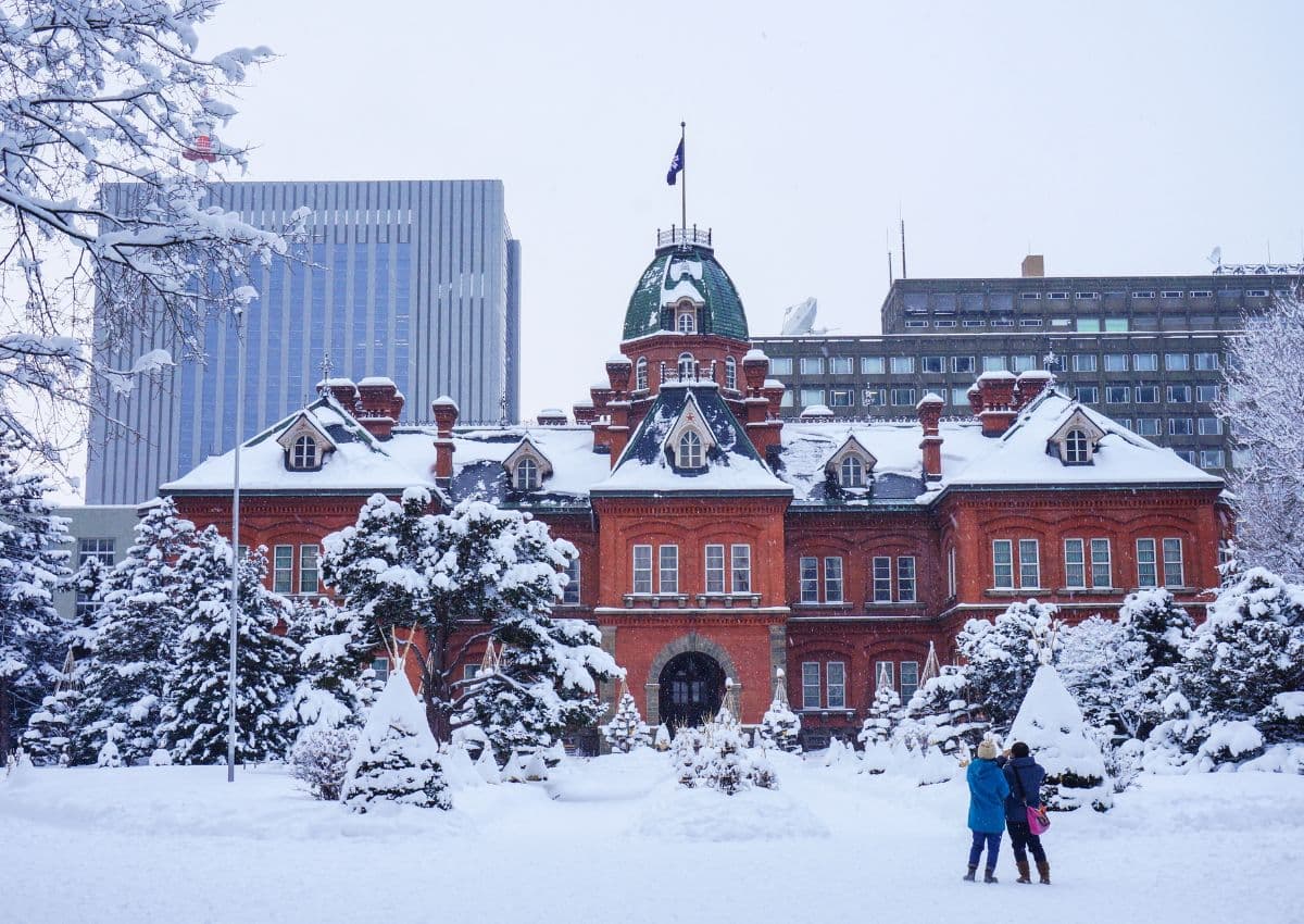 Det tidligere regjeringskontoret i Hokkaido – en historisk bygning i Sapporo, vakkert omgitt av vintersnø