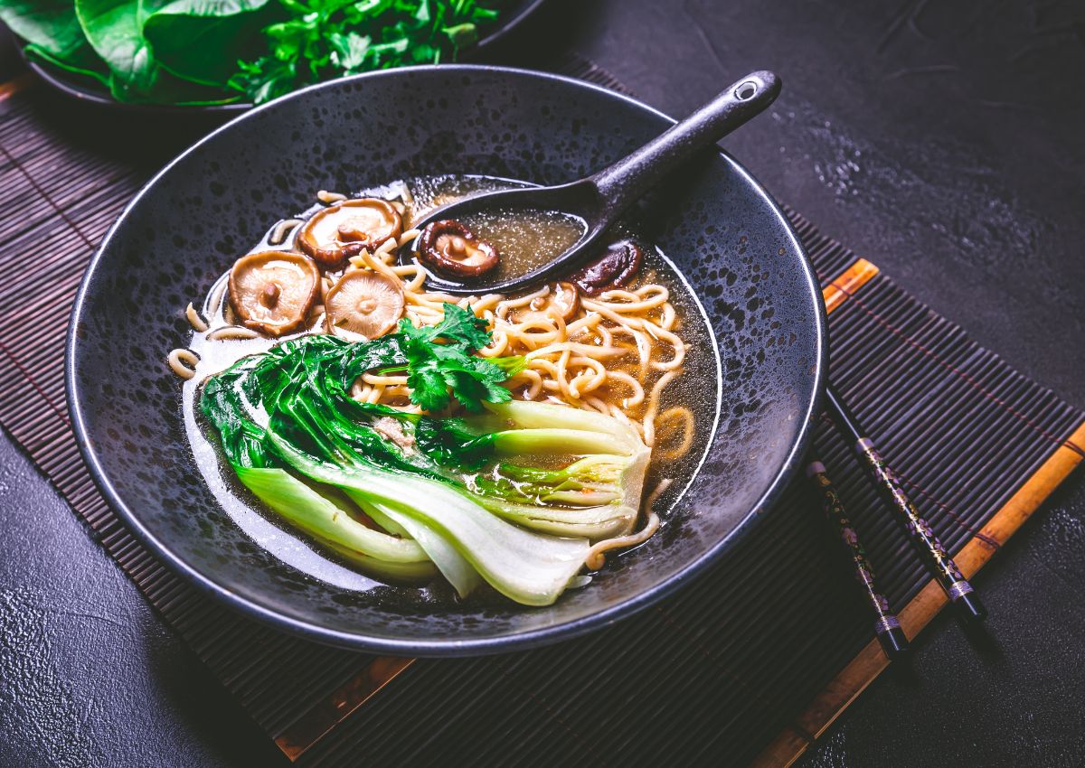 Vegansk ramen med nudler, shitakesopp og pak choi.