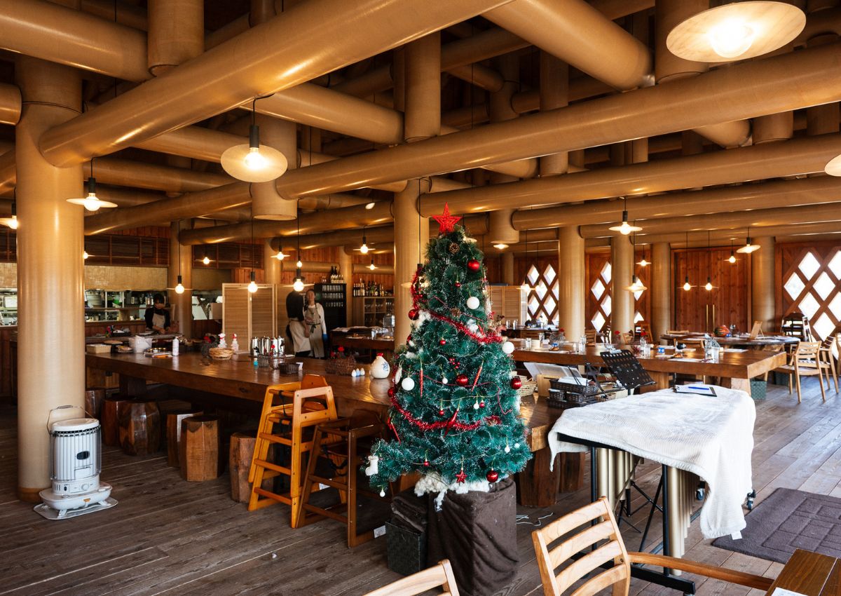 restaurant designet av Shigeru Ban med papirrør som bæreevner