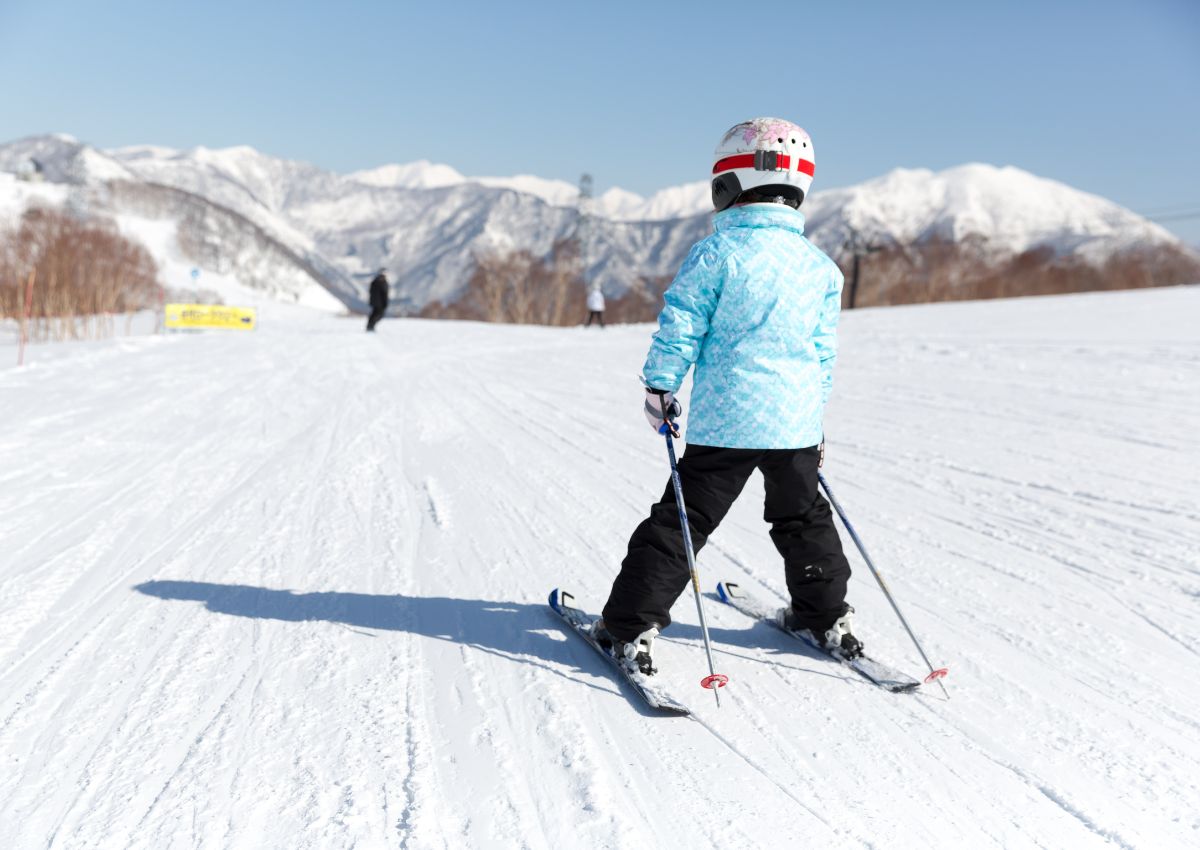 Barn som står på ski i Japan