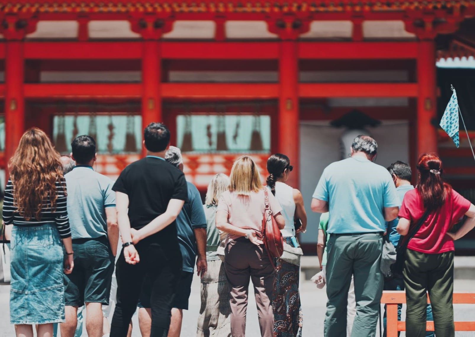 Gruppe med turister i Japan