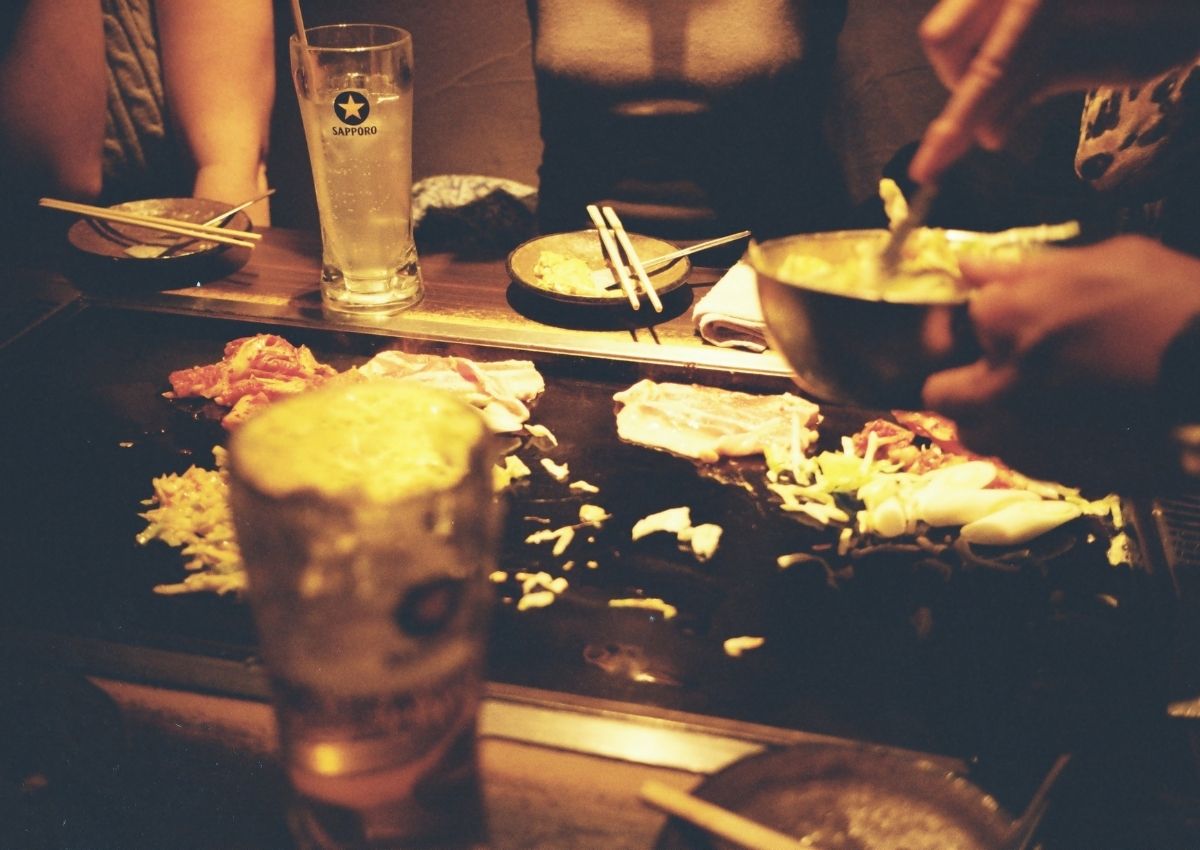 Okonomiyaki, en japansk teppanyaki-pannekakerett, blir tilberedt på en restaurant i Japan.