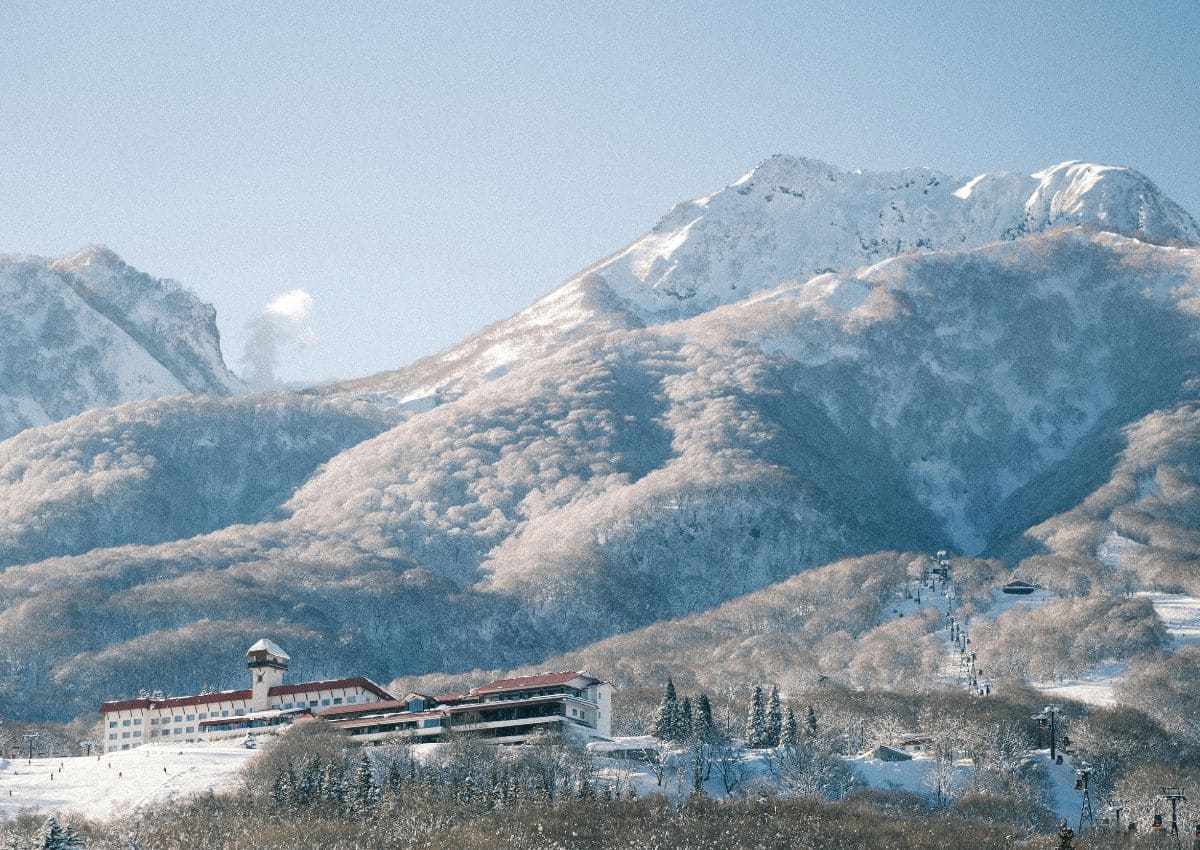 Hotell på et snødekt japansk fjell