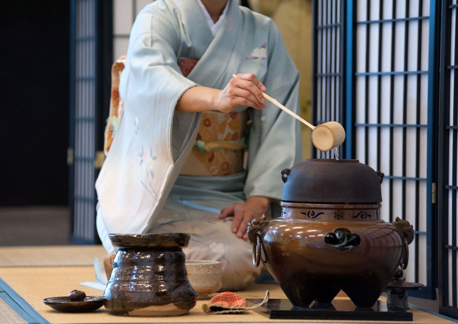 Japansk kvinne som leder en teseremoni i Japan