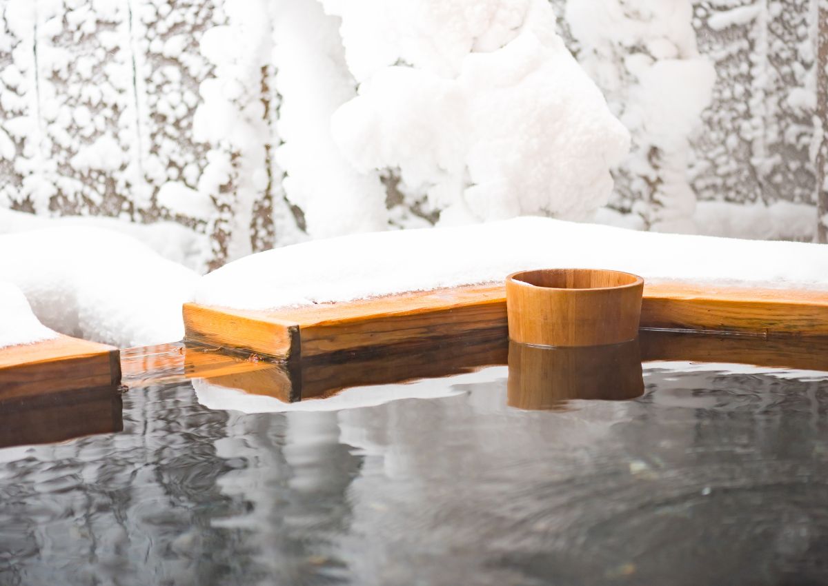 Privat onsenbad med utsikt mot snødekt landskap, Japan