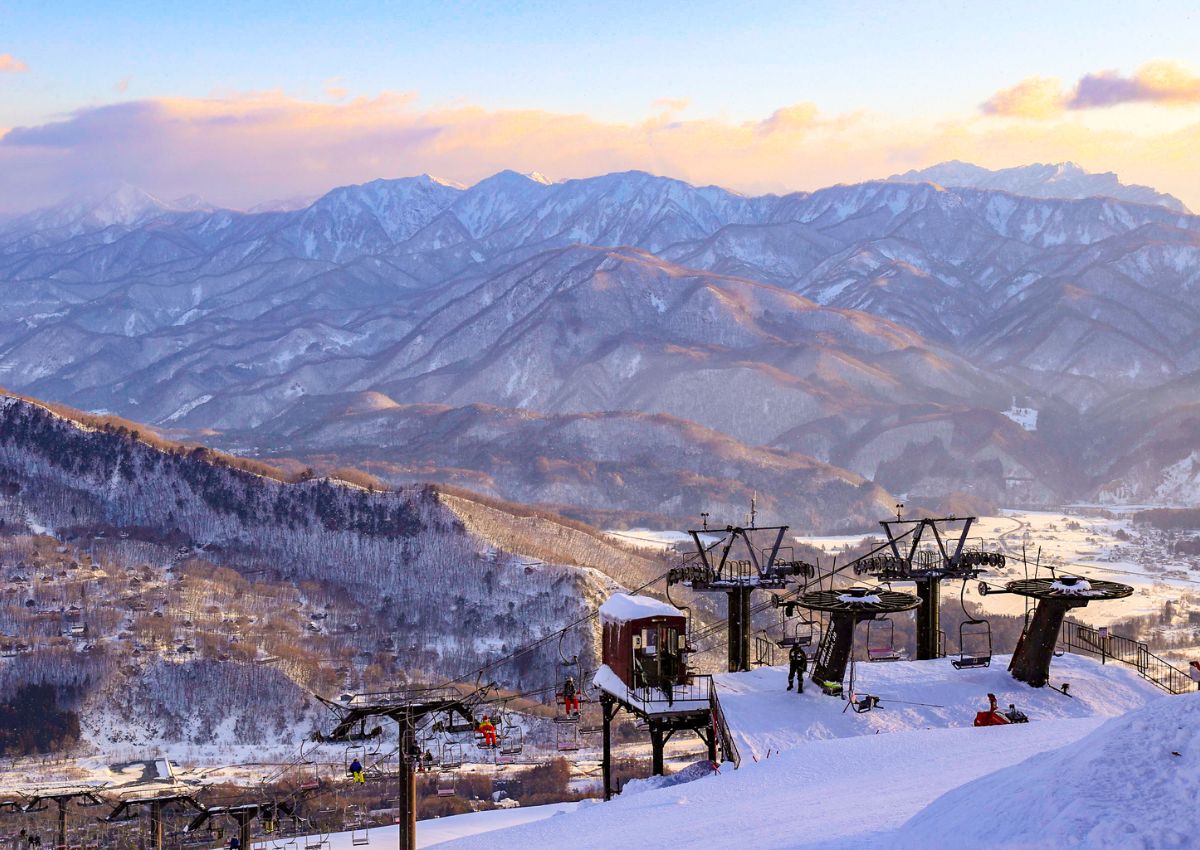 Solnedgang over Hakuba-dalen en vinterkveld i Nagano