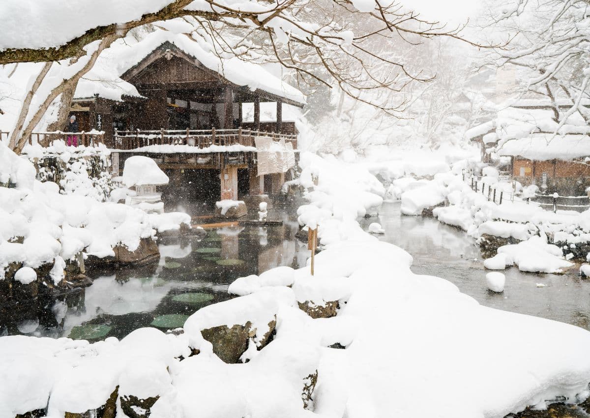 Takaragawa Onsen i snølandskap om vinteren, Gunma, Japan