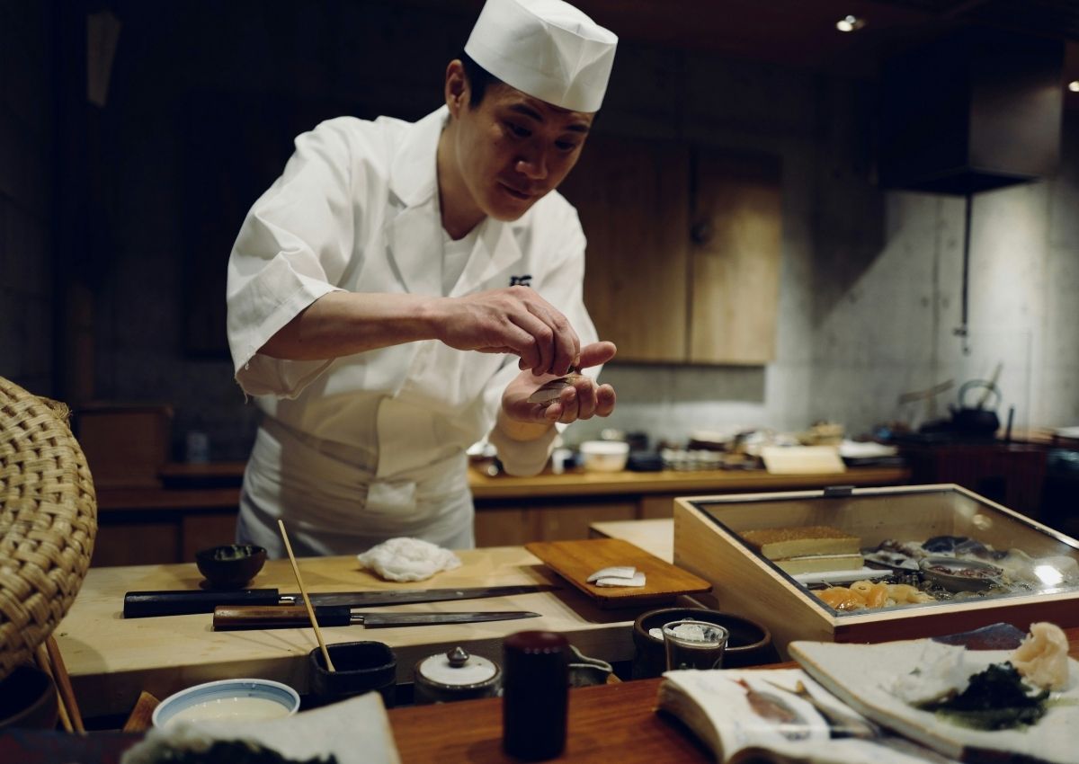 En kokk forbereder japansk mat