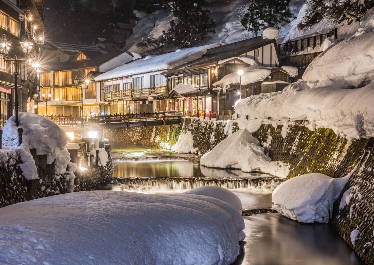 Ginzan Onsen fylt med snø om vinteren, Yamagata, Japan