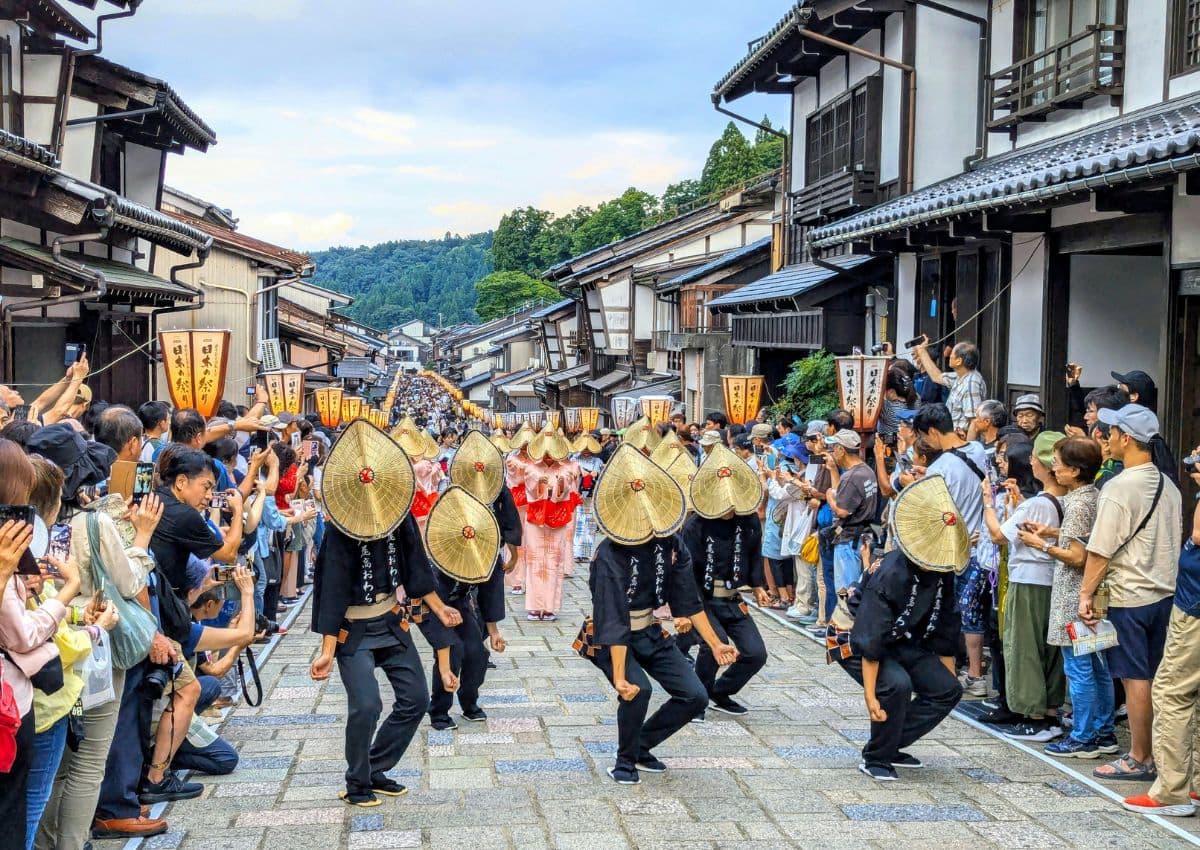Dansere i parade gjennom Yatsuo i Toyama, Japan