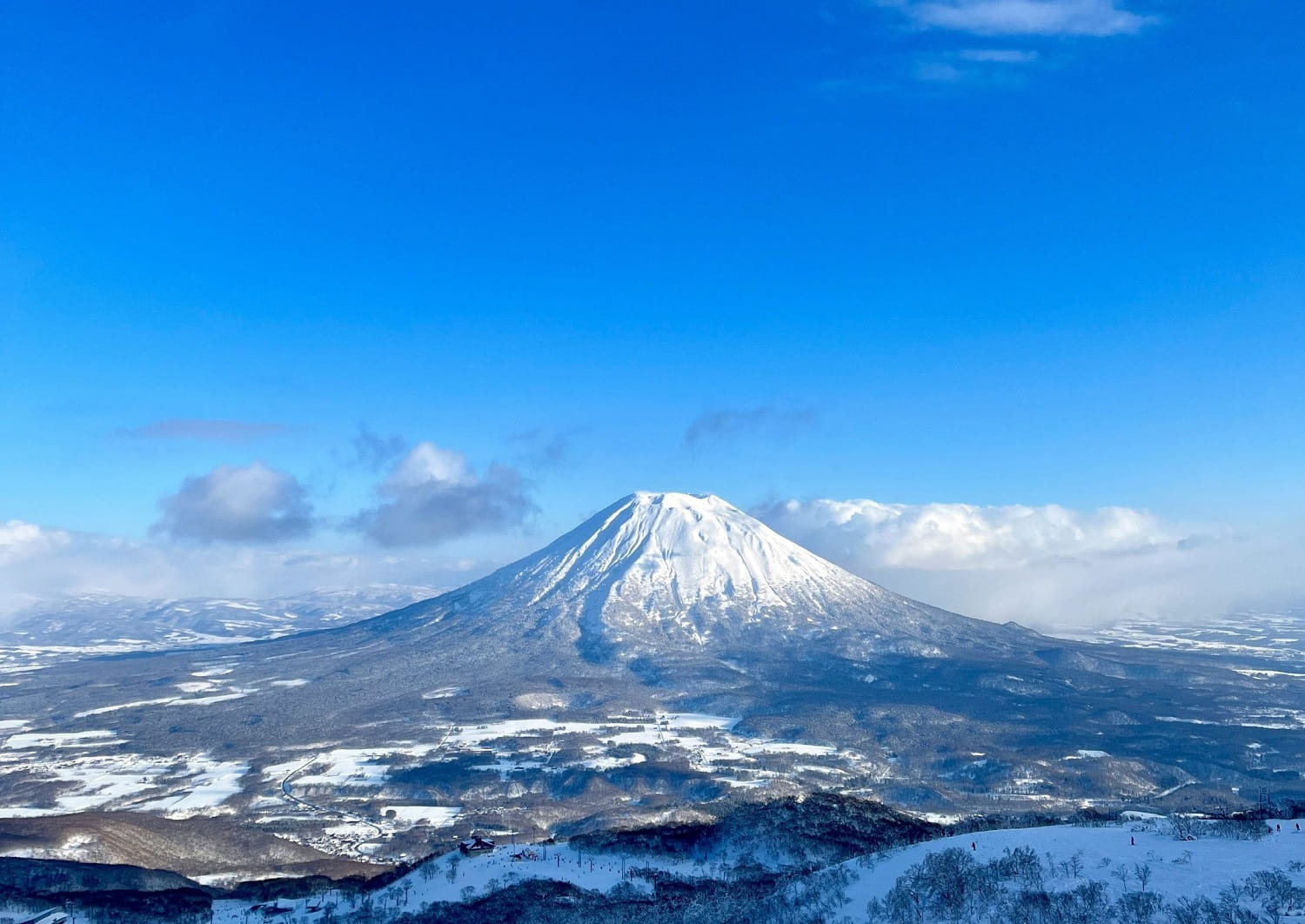 Mt. Yōtei sett fra Niseko på en solrik dag, Hokkaido, Japan