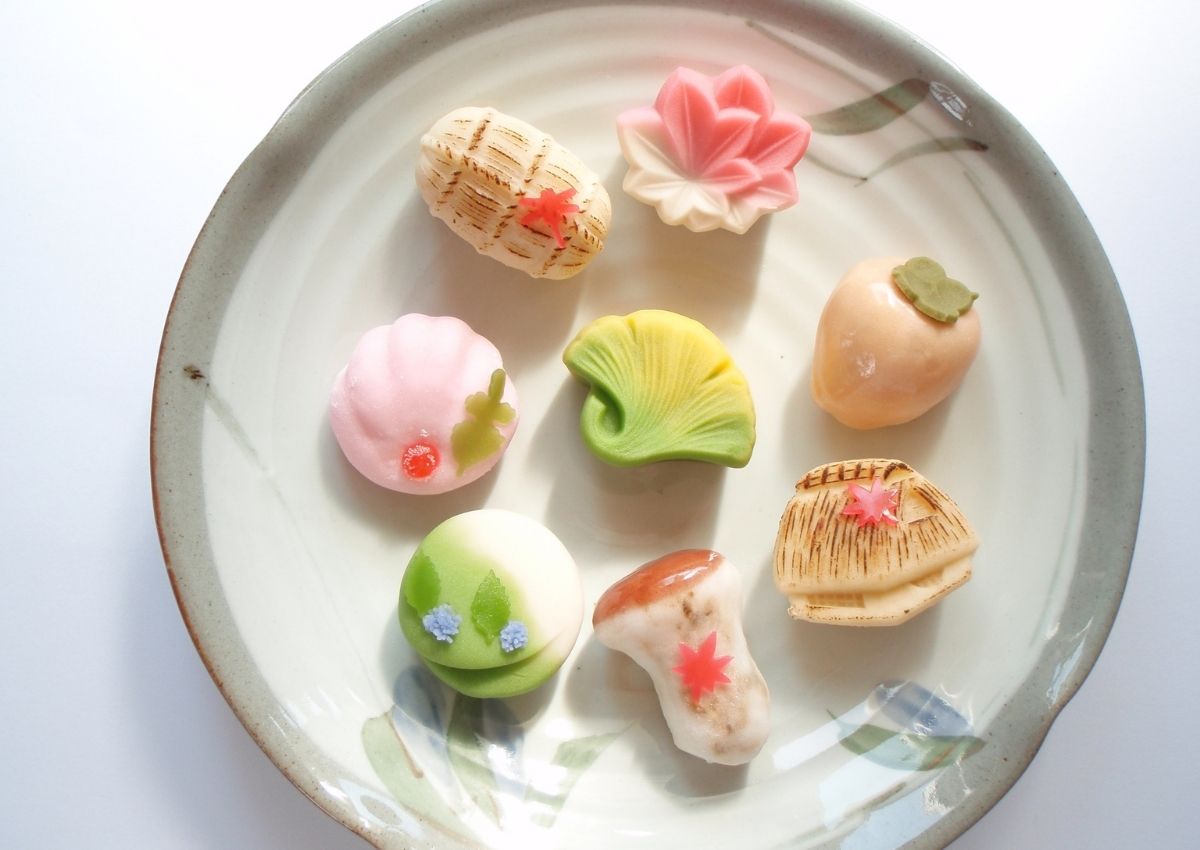 Tradisjonelle japanske søtsaker (Wagashi) på en tallerken