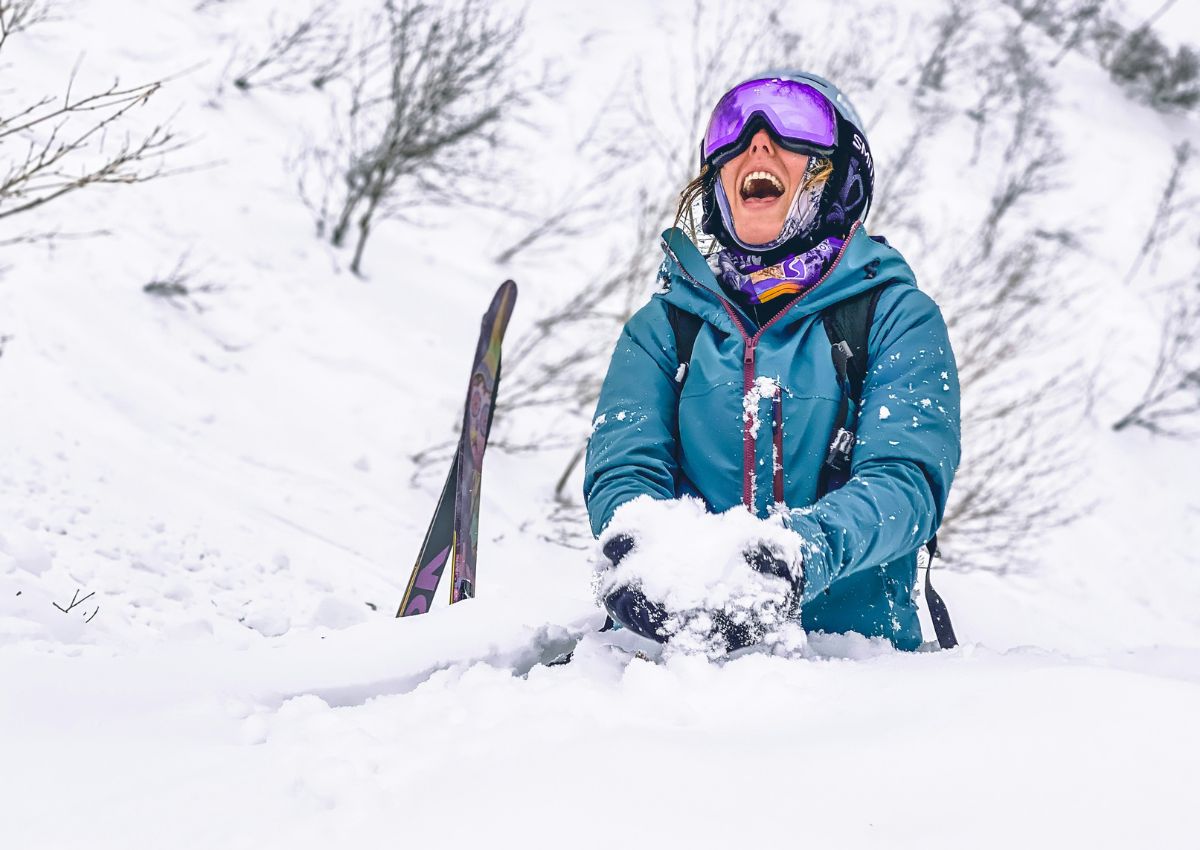 Kvinne som nyter snøen i Japan