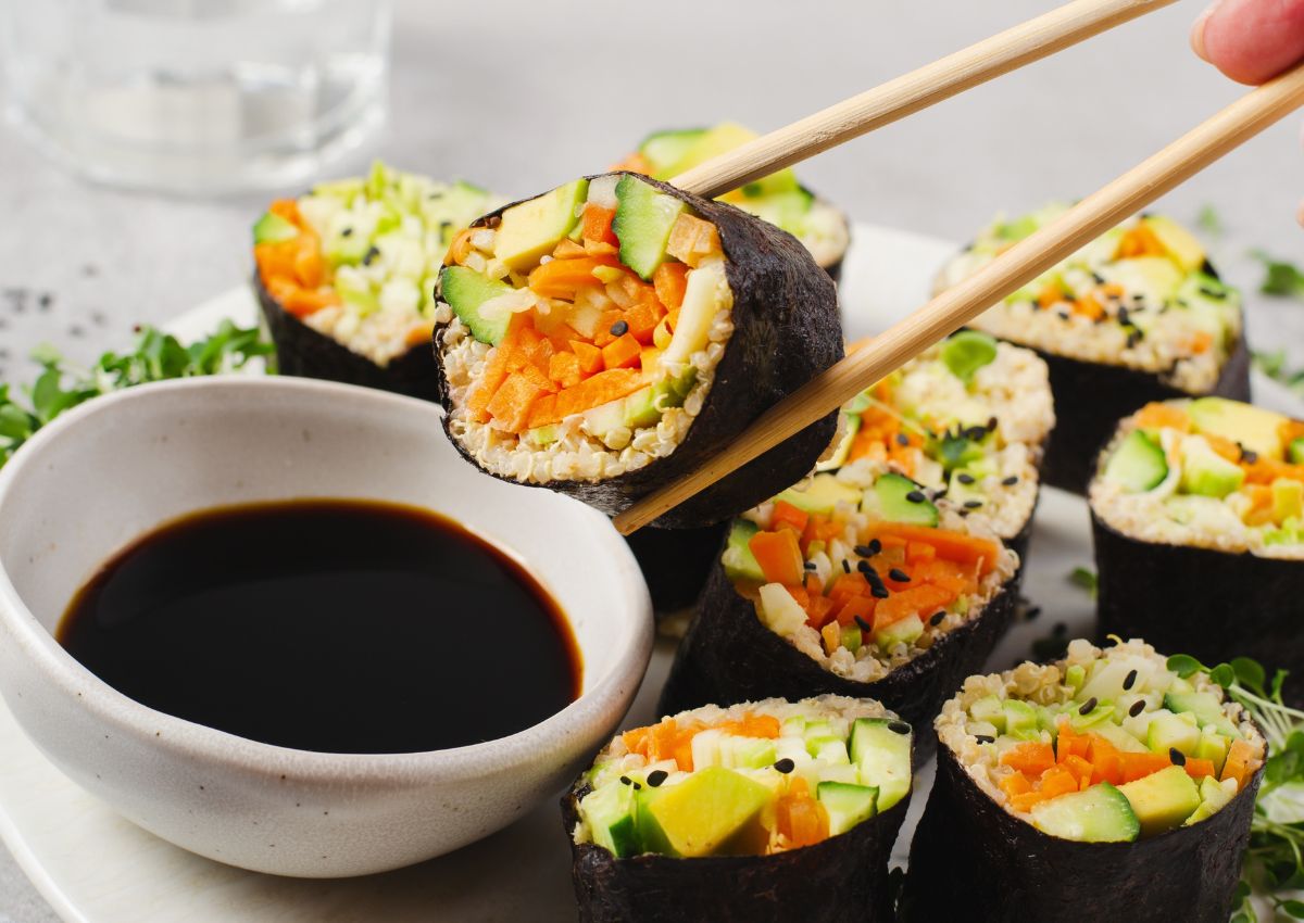 Vegetarisk sushi fylt med gulrot og avocado