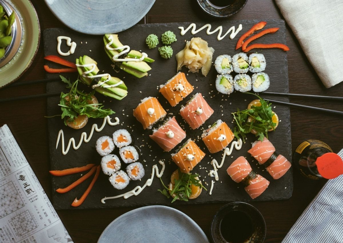Stort brett med sushibiter på et bord
