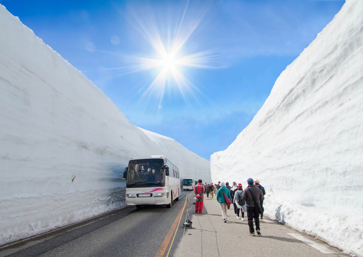 Snøveggen i Tateyama Kurobe – en majestetisk vinteropplevelse under blå himmel