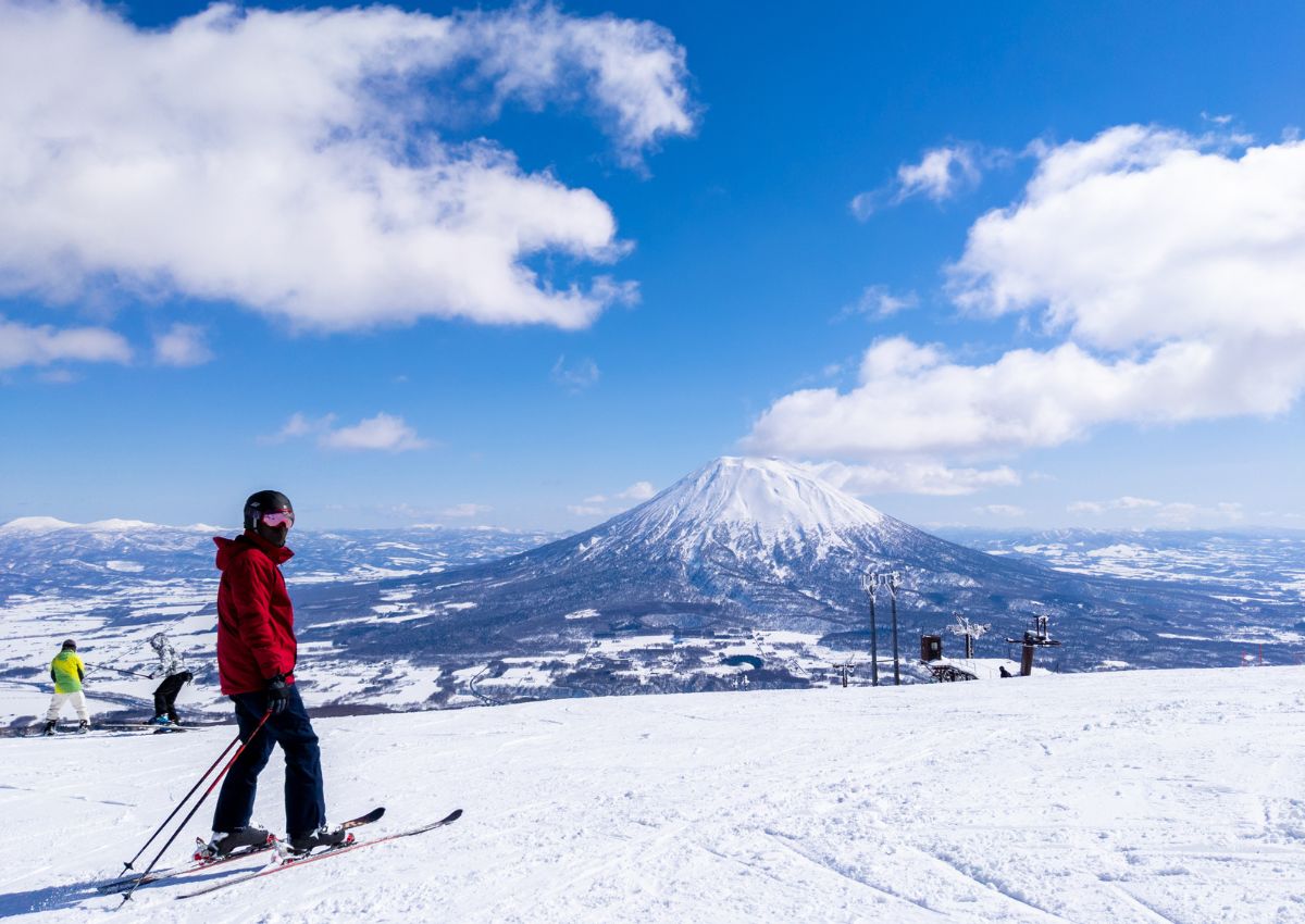 En som står på ski i Niseko, Hokkaido, Japan