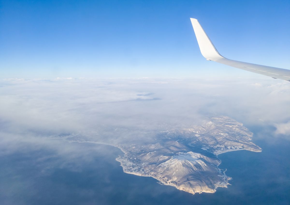 Et fly svever over det vinterkledde landskapet ved Hakodate på Hokkaido