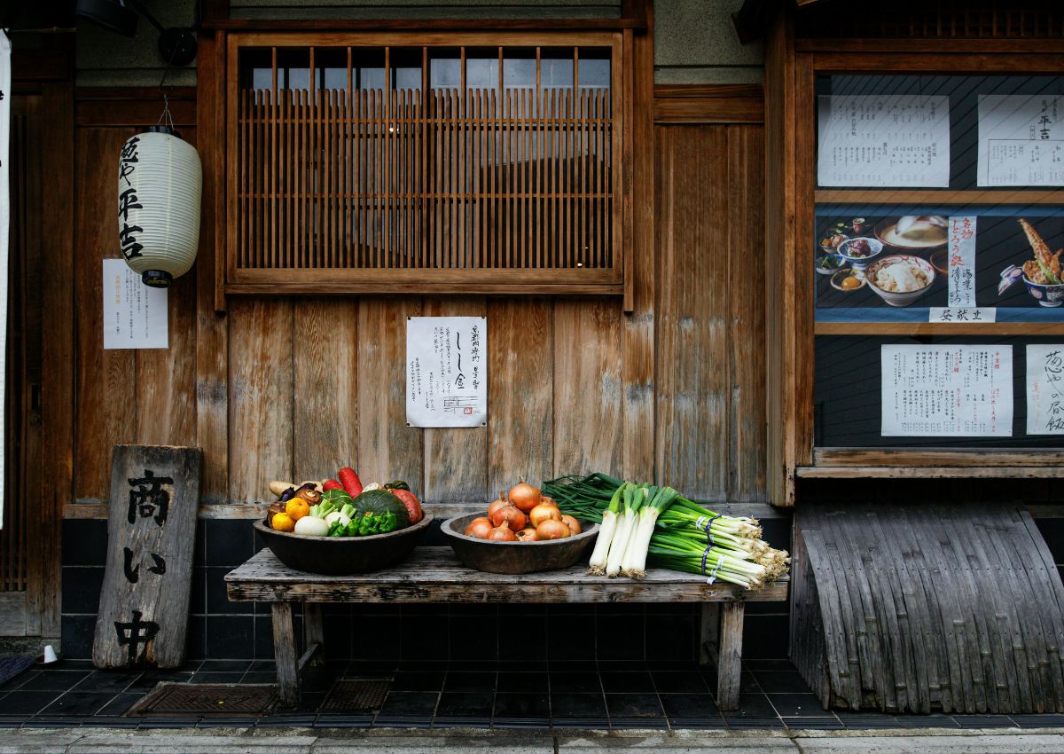 Grønnsaker på en trebenk i Kyoto, Japan