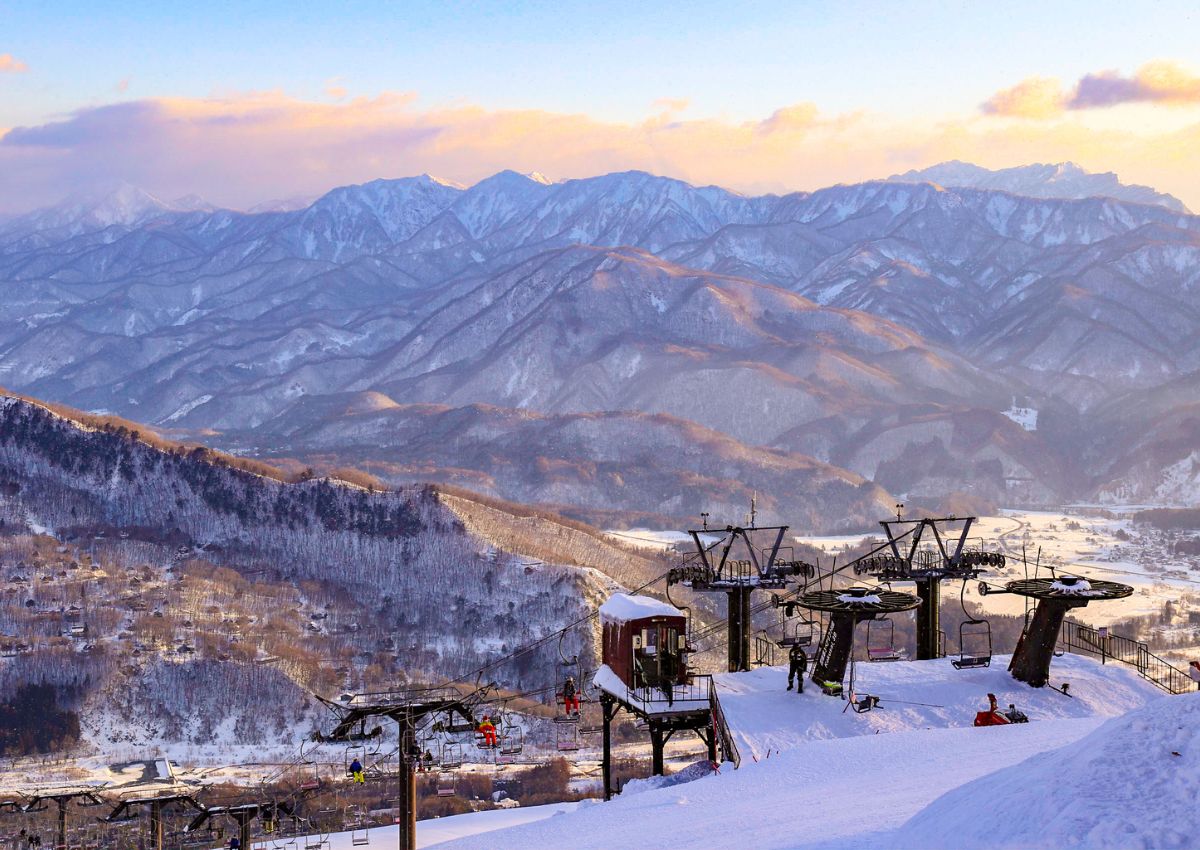 Utsikt over fjell og en skiheis i Hakuba Valley Ski Resort, Nagano
