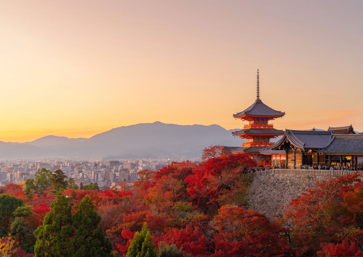 Kiyomizu-dera-tempelet i Kyoto ved solnedgang om høsten