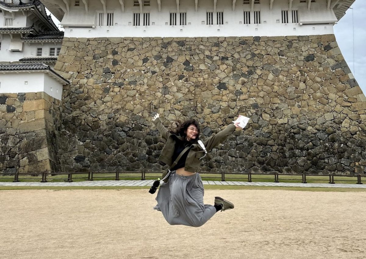 Ambre foran Himeji-borgen i Japan
