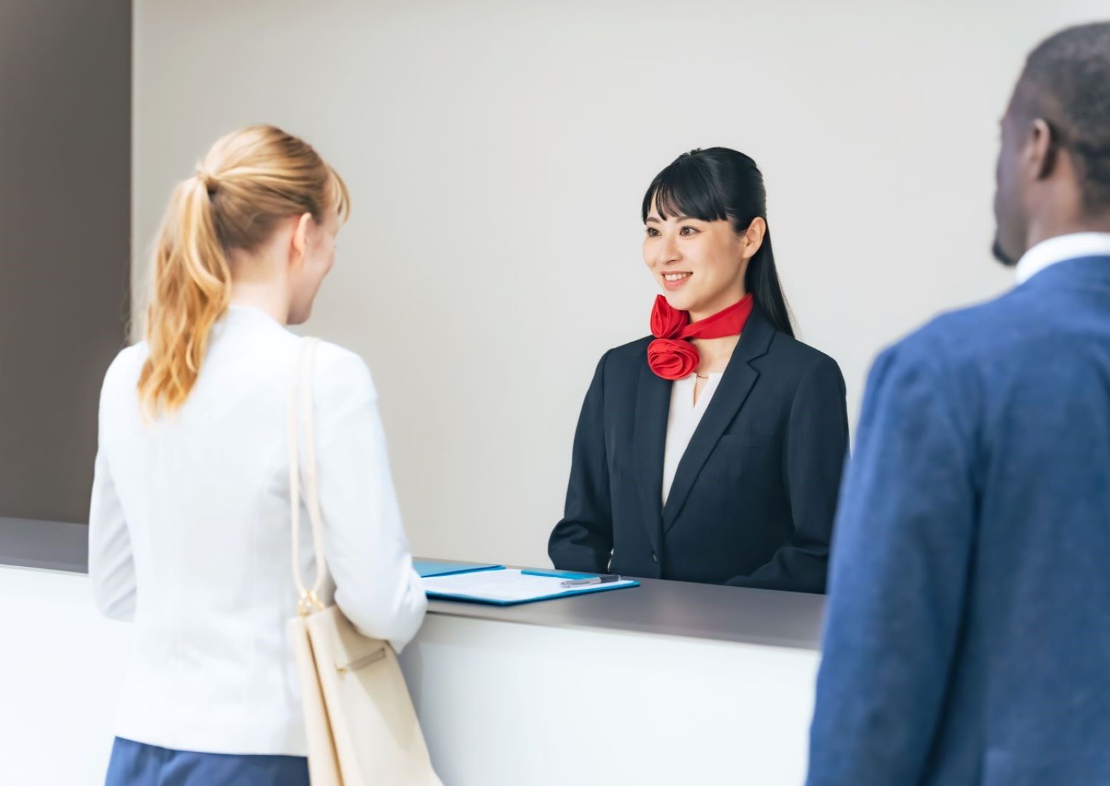 Folk som sjekker inn på et hotell i Japan