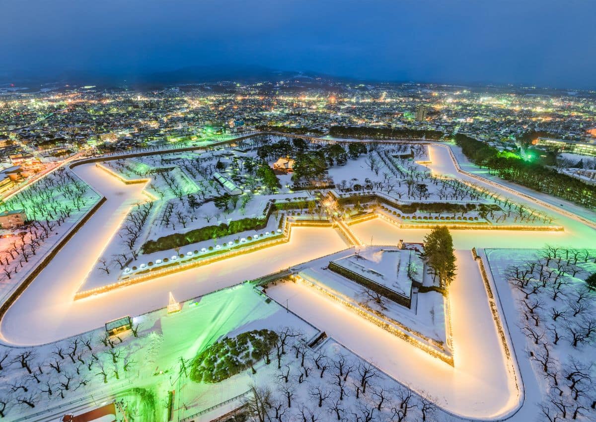 Goryokaku-parken i Hakodate – et stjerneformet festningsverk opplyst under vinterens snødekke