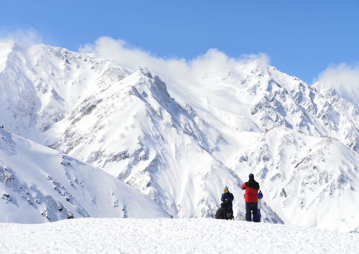 Erfarne skiløpere i skistedet Cortina, Hakuba, Japan