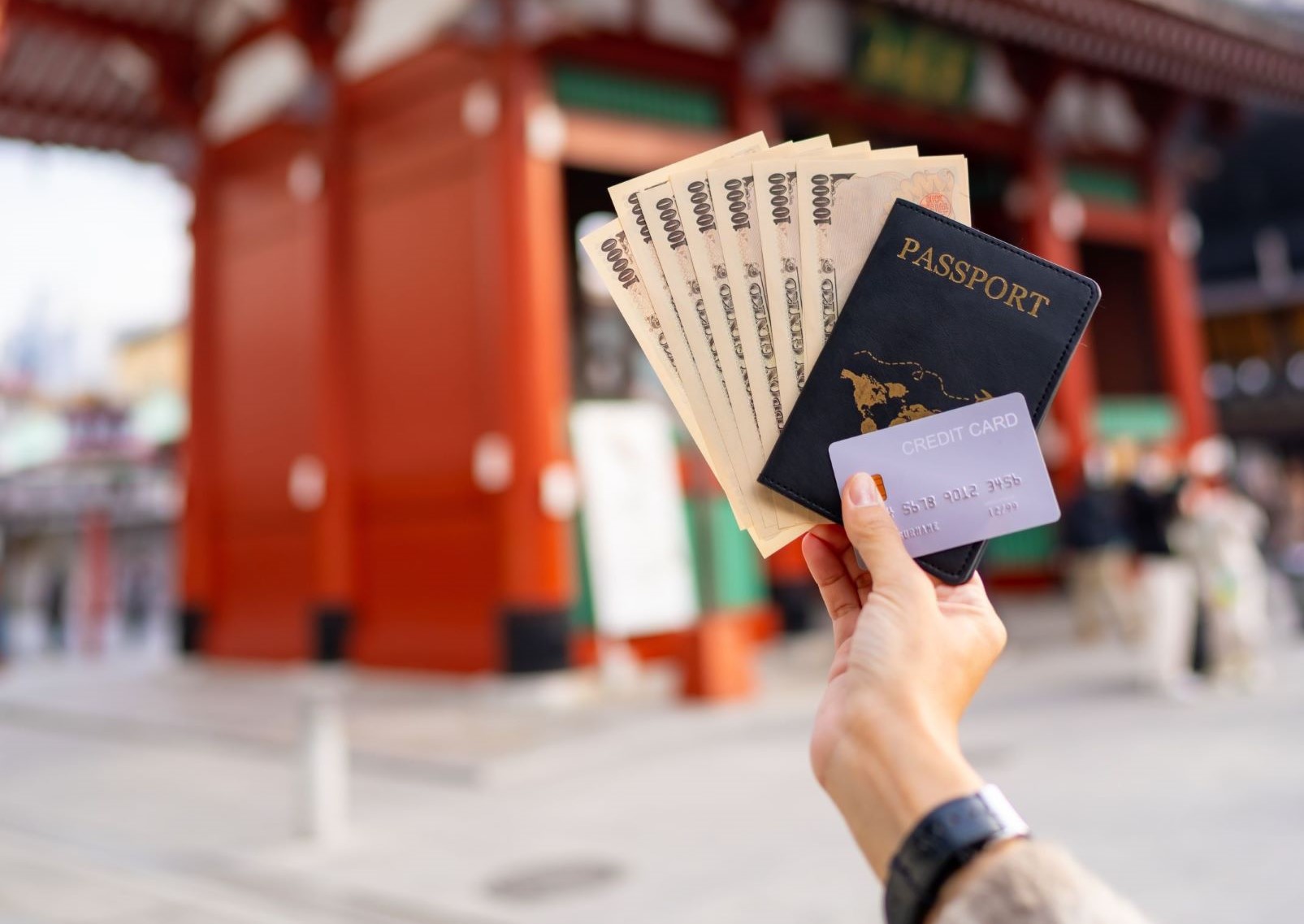 Kvinne som holder pass og bankkort ved Sensoji Temple, Tokyo, Japan