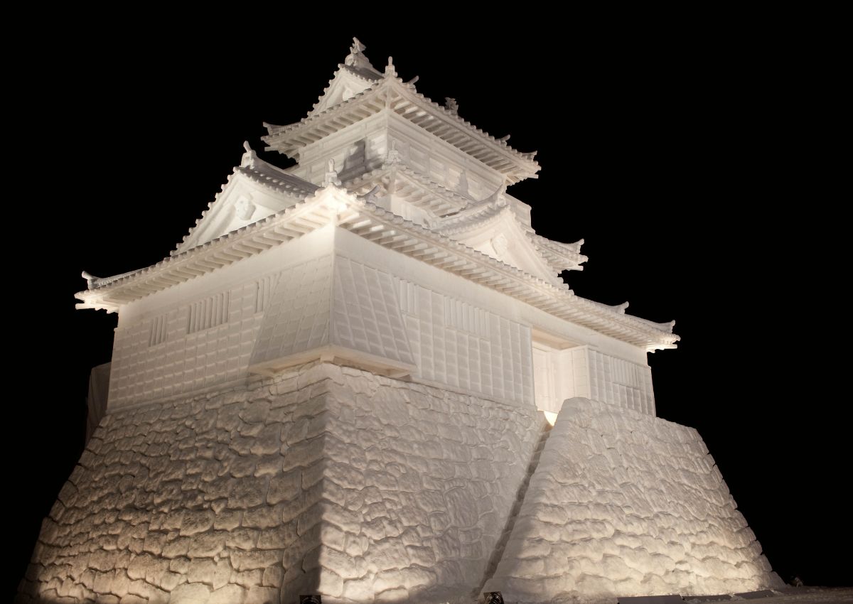 Opplyste snøskulpturer under Sapporo Snow Festival om kvelden