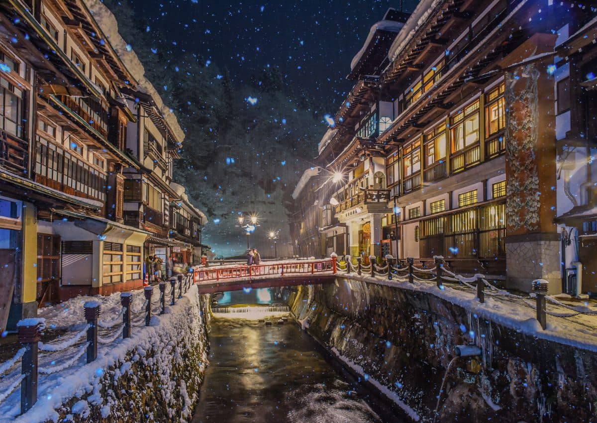 Snøen faller stille over Ginzan Onsen – en vinternatt i Japans mest idylliske kursted