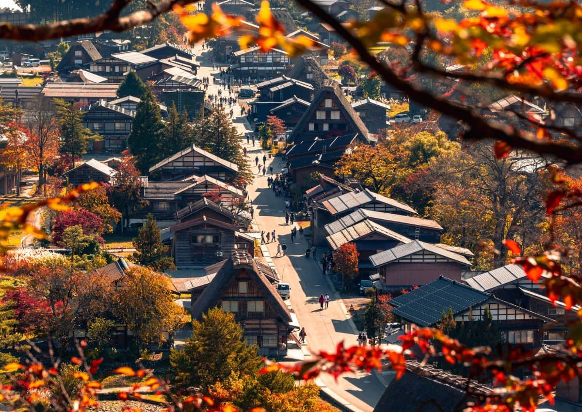 Shirakawa-go omgitt av høstens farger