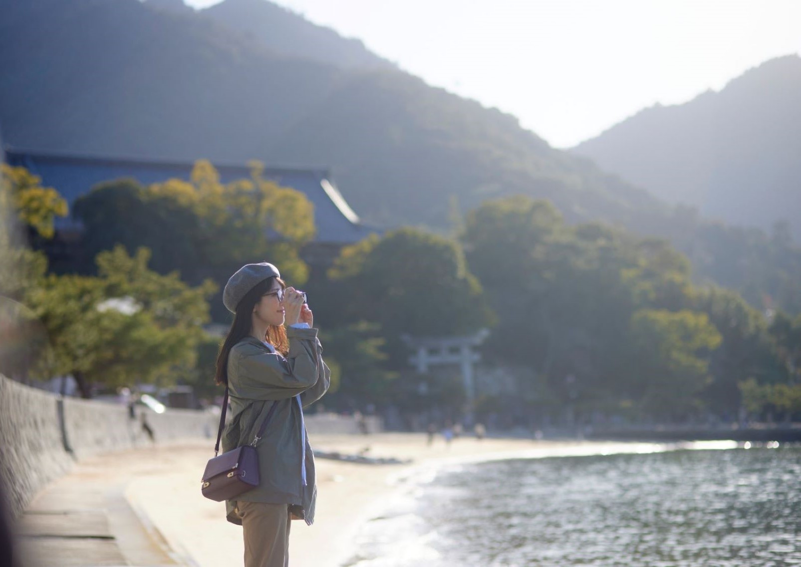 Kvinne som nyter å reise alene i Japan