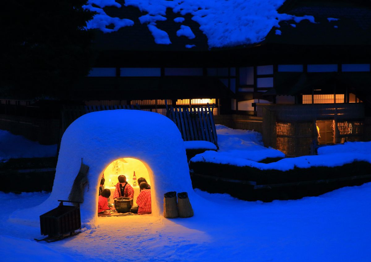 Mennesker i en snøhule under Yokote Kamakura snøhule festival