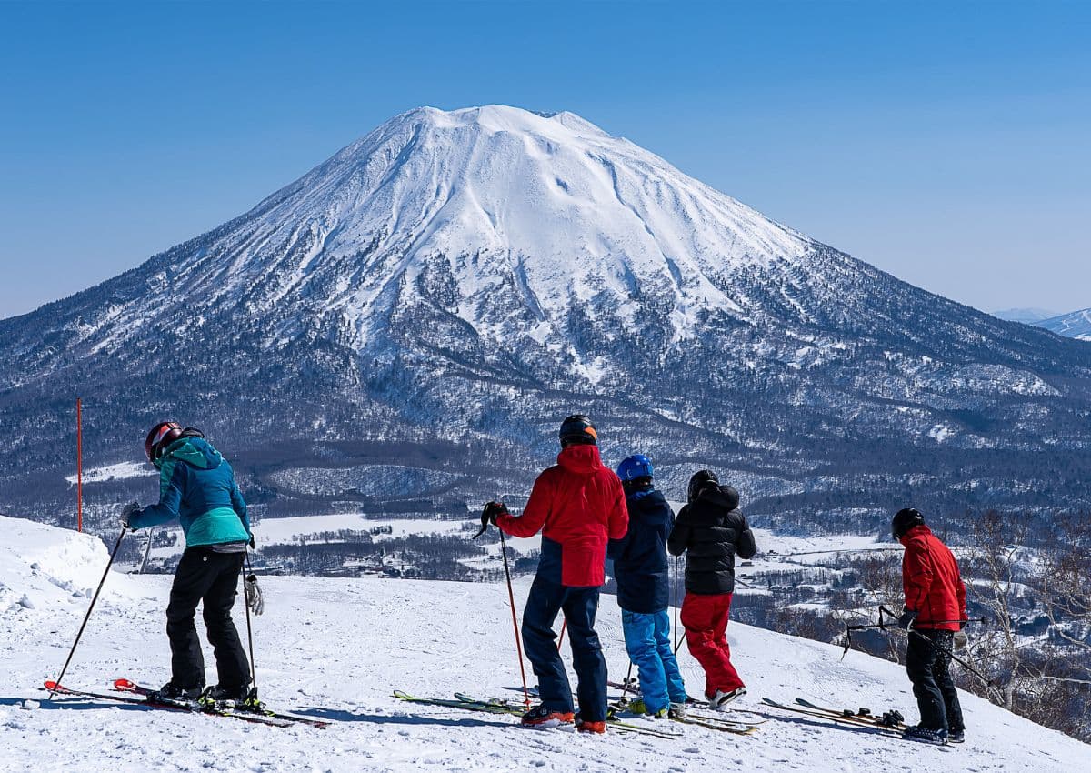 Utsikt mot Mt. Yotei fra skibakkene i Niseko – en perfekt vinterdag i Hokkaidos fjellandskap