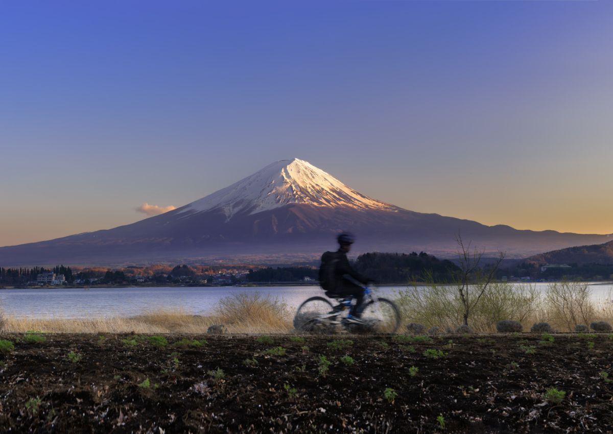 En syklist med mt. Fuji i bakgrunnen