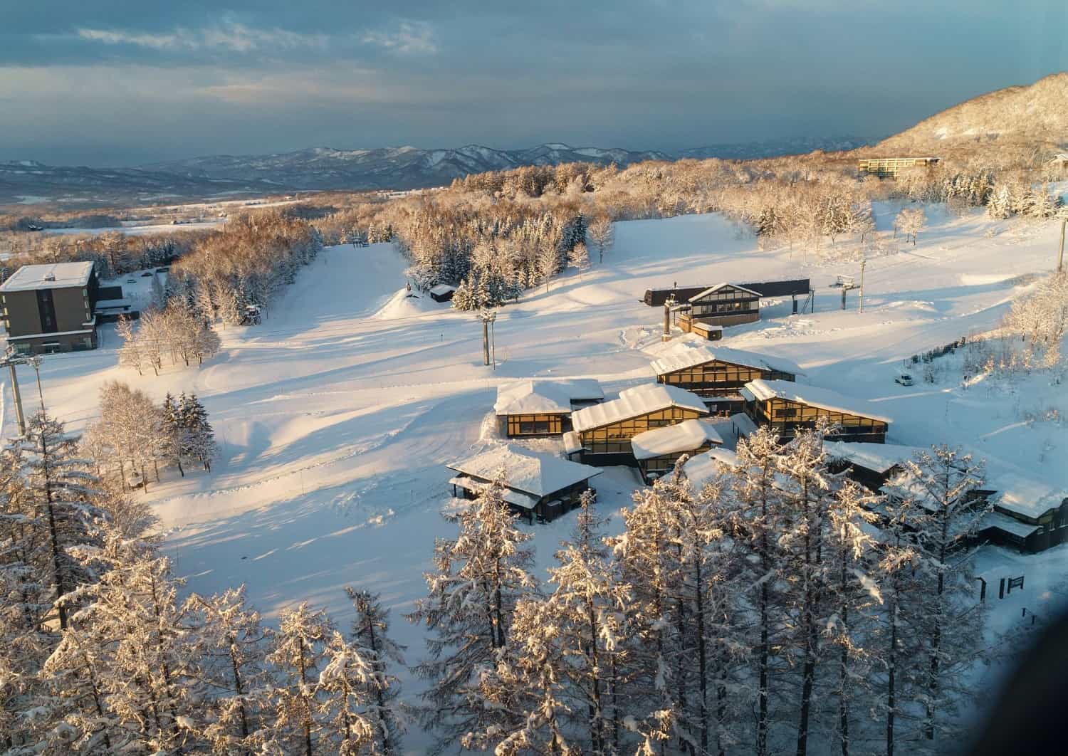 Utsikt mot hotellene i fjellområdet ved Niseko, Hokkaido, Japan