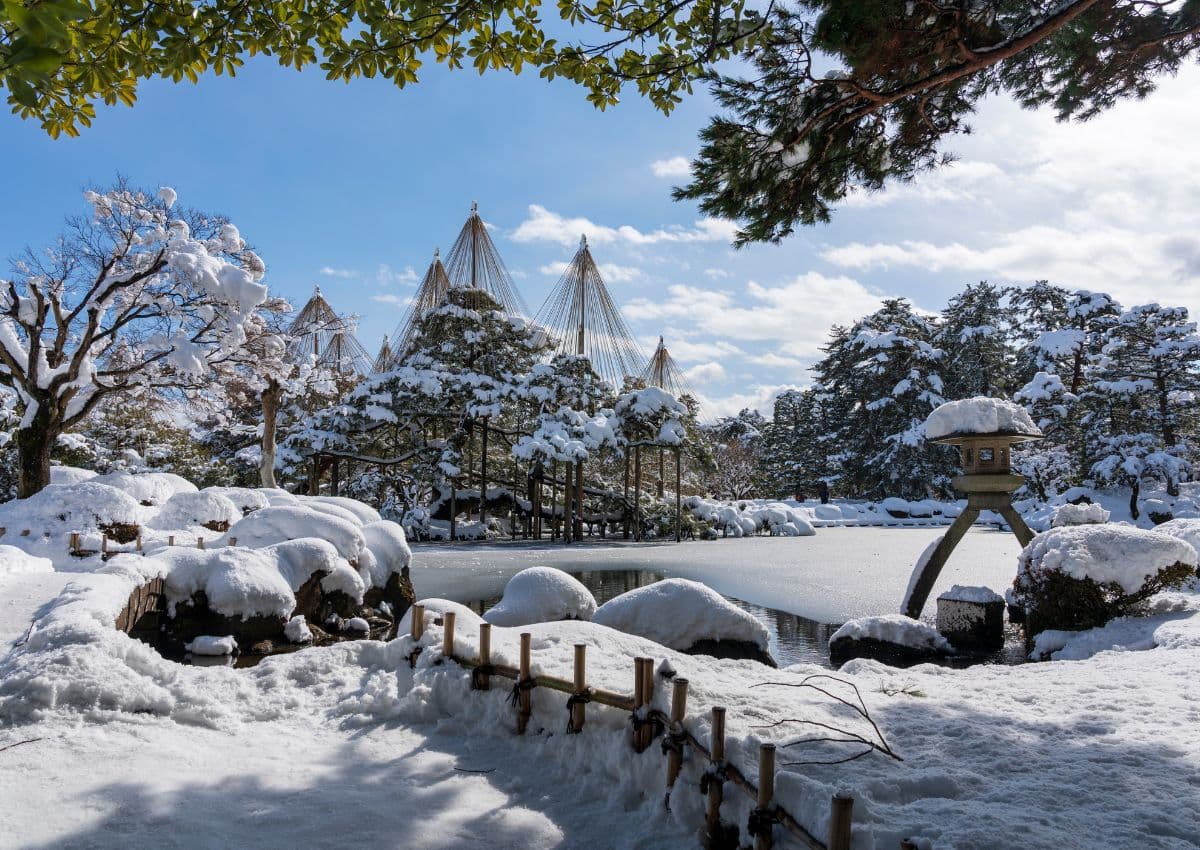 Kenrokuen-trädgården i Kanazawa – en av Japans mest berömda landskapsträdgårdar i vinterskrud