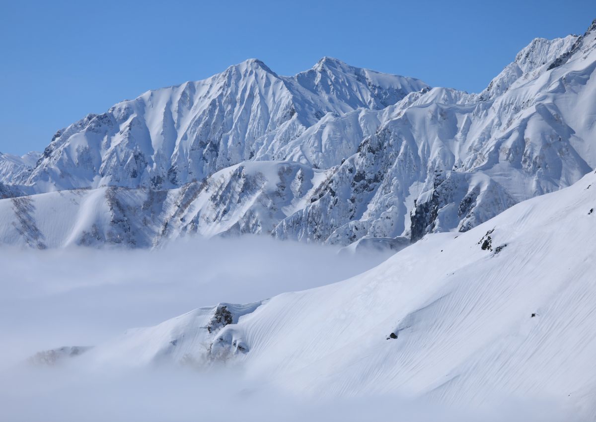 Snødekte topper på fjellet Kashimayari, Hakuba, Japan