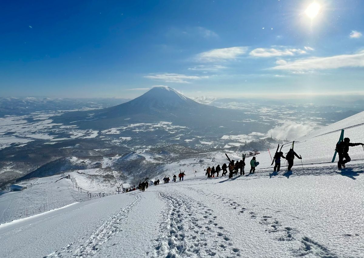 Mennesker som går opp en slalåmbakke, Niseko Ski Resort i Hokkaido
