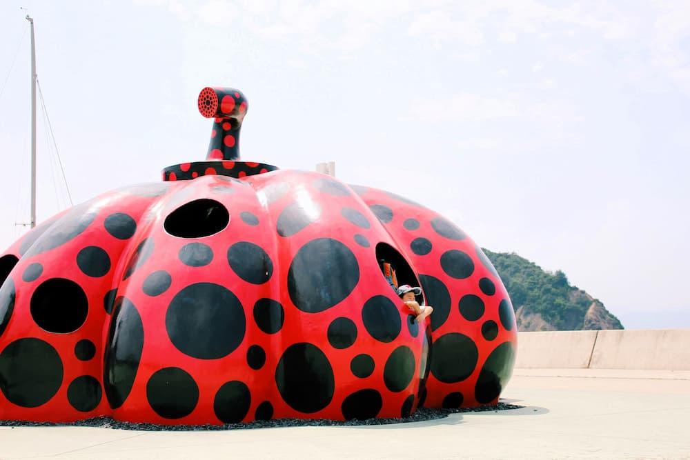 Kusama Yayoi rødt gresskar i Naoshima, Japan