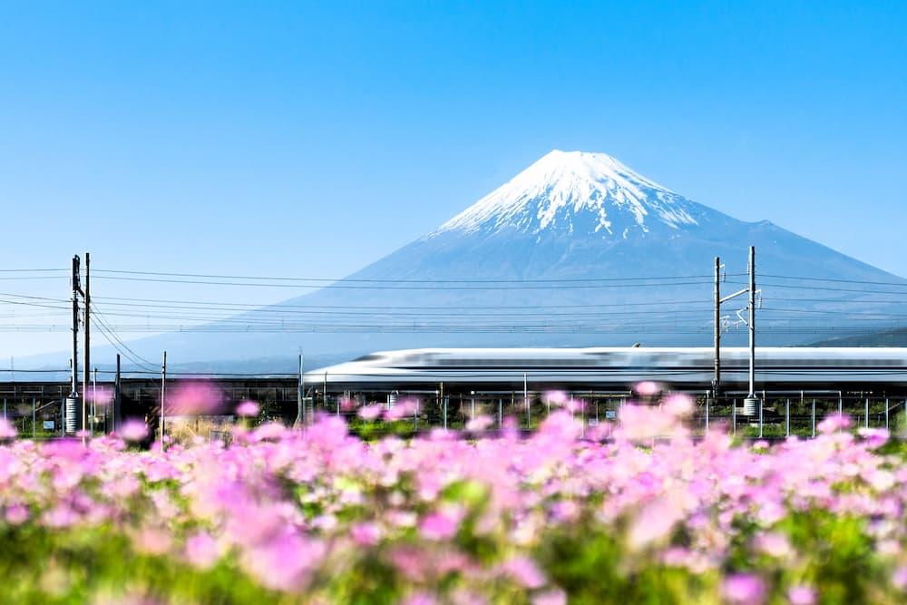 Shinkansen lyntog passerer Fuji-fjellet, Yoshiwara, Shizuoka prefektur, Japan