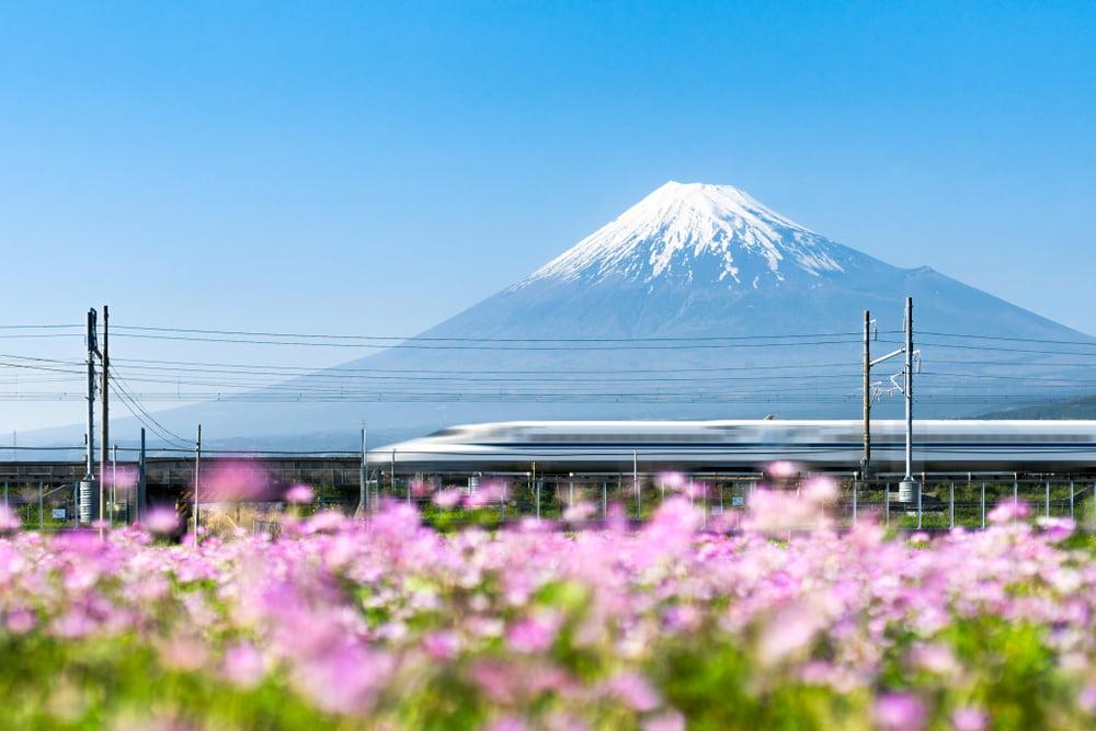 Shinkansen-tog kjører forbi Fuji-fjellet