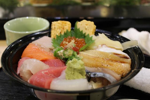 Sushi på Tsukiji fiskemarked, Tokyo