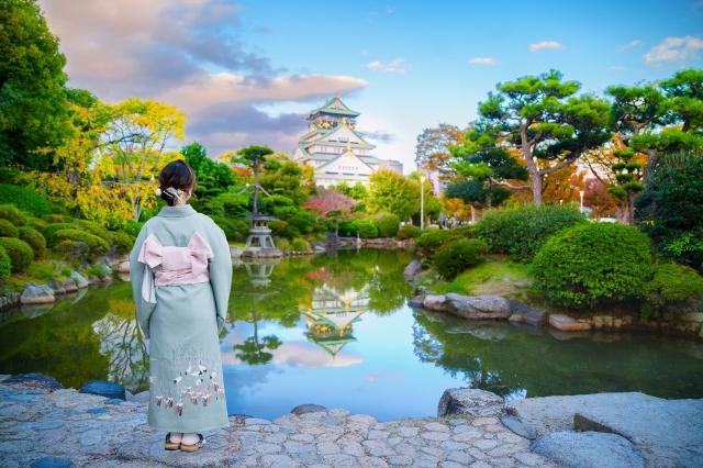 Kvinne i kimono ved Osaka slott