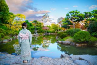 Kvinne i kimono ved Osaka slott